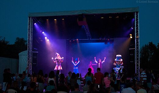 Evening animation show with costumed characters at CAPFUN Pergola campsite in Marigny (39).