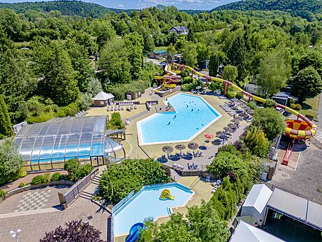 Outdoor pool, water slides and indoor pool at CAPFUN Pergola campsite in Marigny (39).