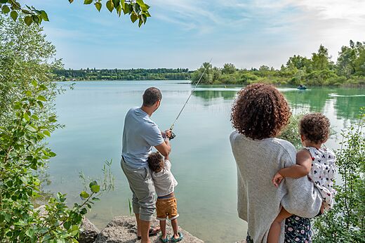 Family fishing by natural lake at CAPFUN Pergola campsite in Marigny (39).