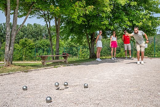 Petanque court with players at CAPFUN Pergola campsite in Marigny (39).