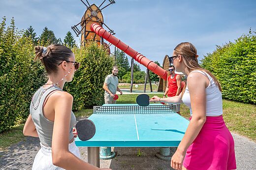 Family playing table tennis on outdoor table at CAPFUN Pergola in Marigny (39).
