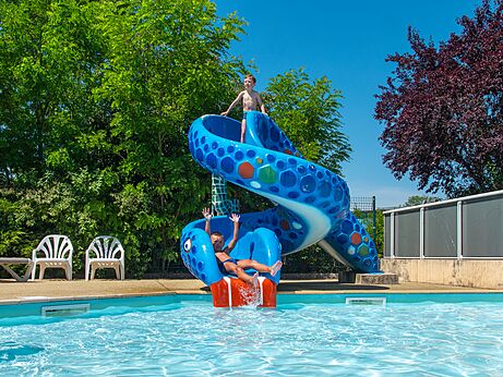 Children on water slide and pool at CAPFUN Pergola campsite in Marigny (39).