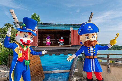 Capfun mascots and children's show at CAPFUN Pergola campsite in Marigny (39).