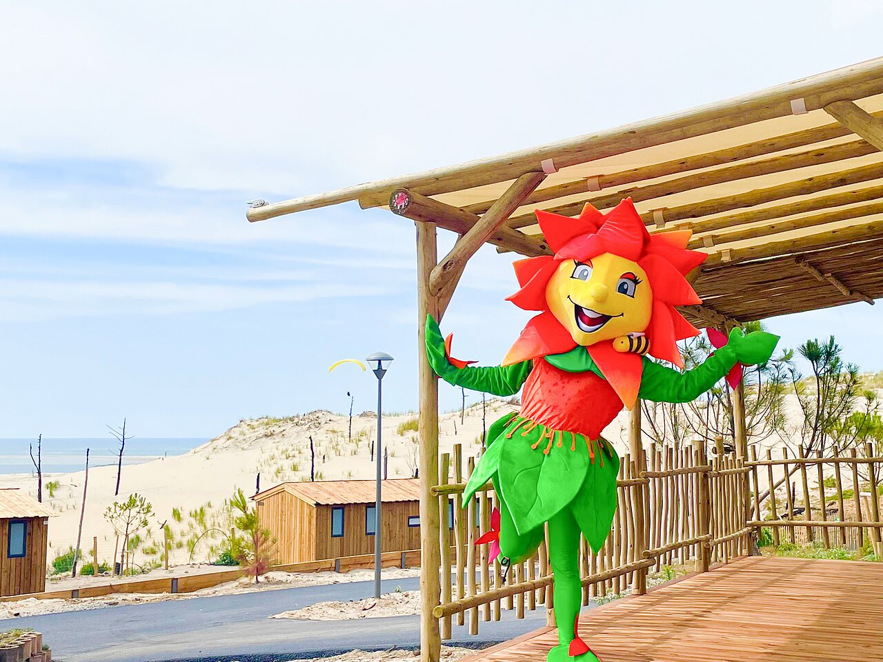Mascot, beach, accommodations at camping CLICOCHIC Petit Nice in PYLA SUR MER (33).
