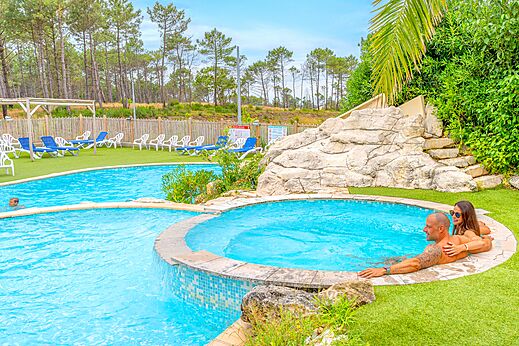 Outdoor swimming pool and jacuzzi at CLICOCHIC Petit Nice campsite in PYLA SUR MER (33).
