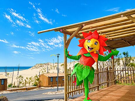 Flower mascot, beach at CLICOCHIC Petit Nice campsite in PYLA SUR MER (33).