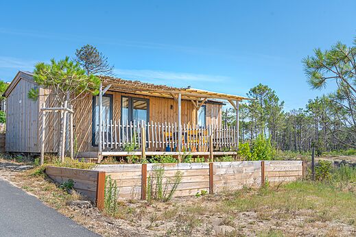 Wooden mobile home with covered terrace at CLICOCHIC Petit Nice campsite in PYLA SUR MER (33).