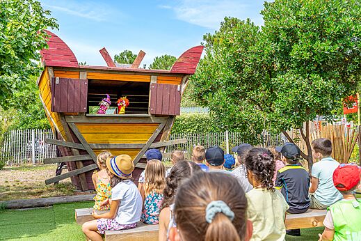Children's puppet show animation at CAPFUN Pin�da campsite in CAZAUX (33).