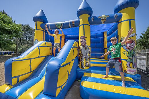 Inflatable castle with smiling children at CAPFUN Pin�da campsite in CAZAUX (33).