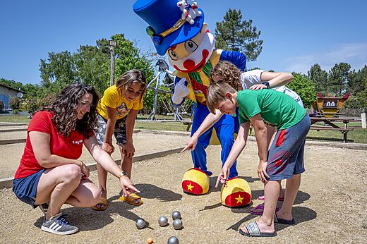 Petanque animation with mascot and children at CAPFUN Pin�da campsite in CAZAUX (33).