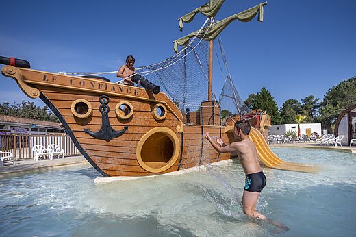Pirate ship and children's water games in the pool at CAPFUN Pin�da campsite in CAZAUX (33).