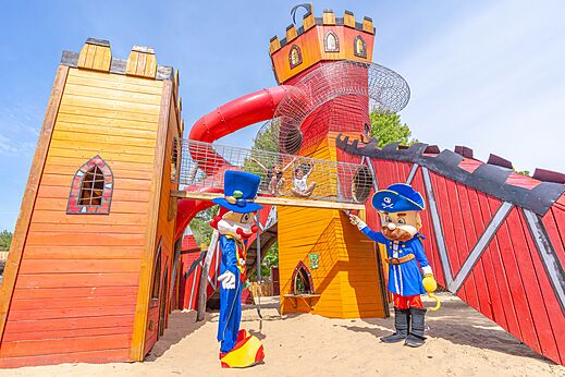 Castle playground with slides and tunnels at CAPFUN Pin�da campsite in CAZAUX (33).