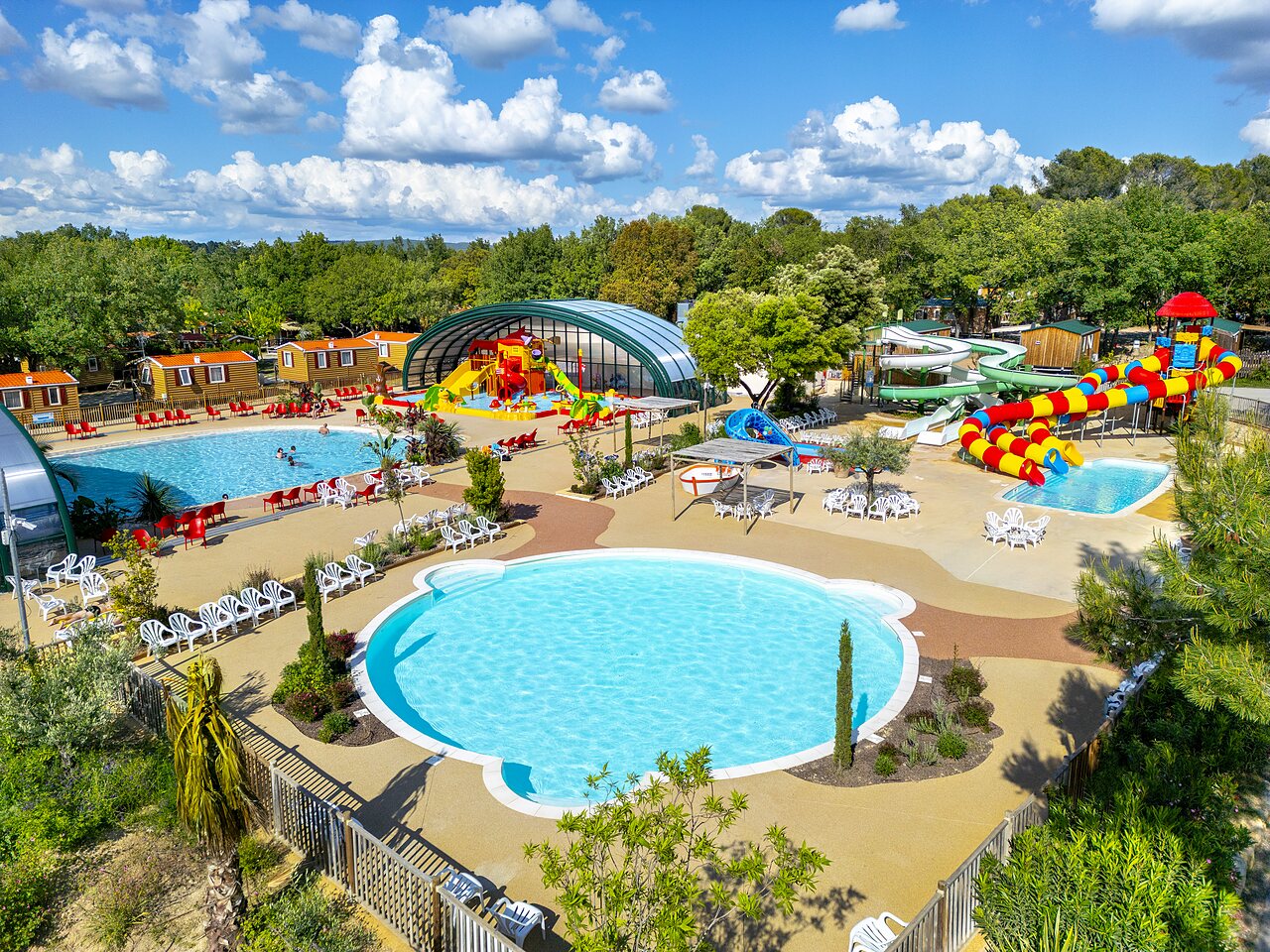 Water park, slides and pools at CAPFUN Pin�des du Luberon campsite in PERTUIS (84).