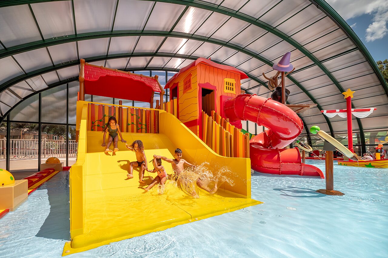 Water slides and children's water play area in the covered pool at CAPFUN Pin�des du Luberon campsite in PERTUIS (84).