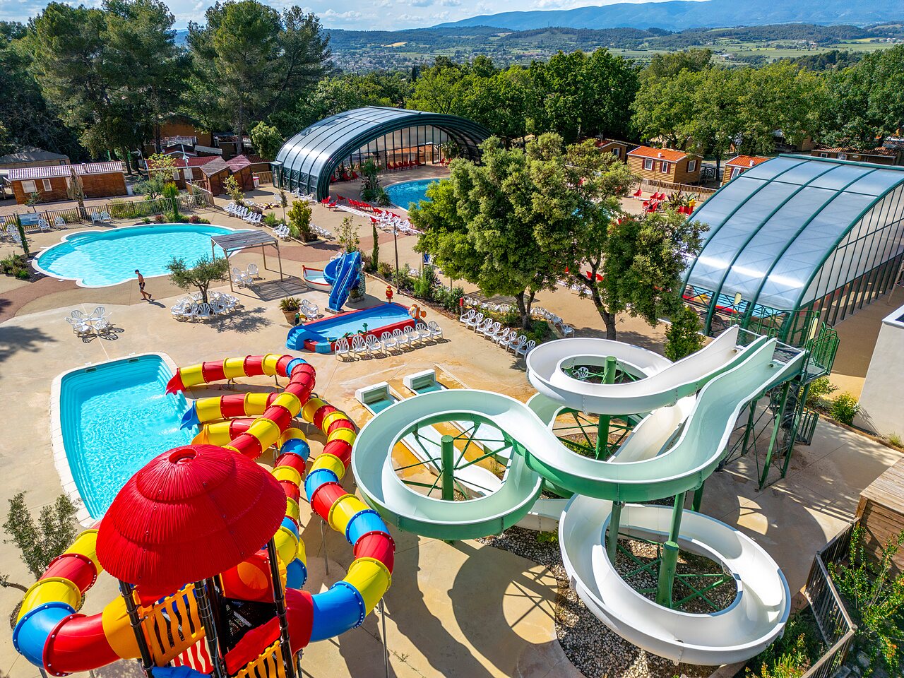 Large water park, slides and pools at CAPFUN Pin�des du Luberon campsite in PERTUIS (84).