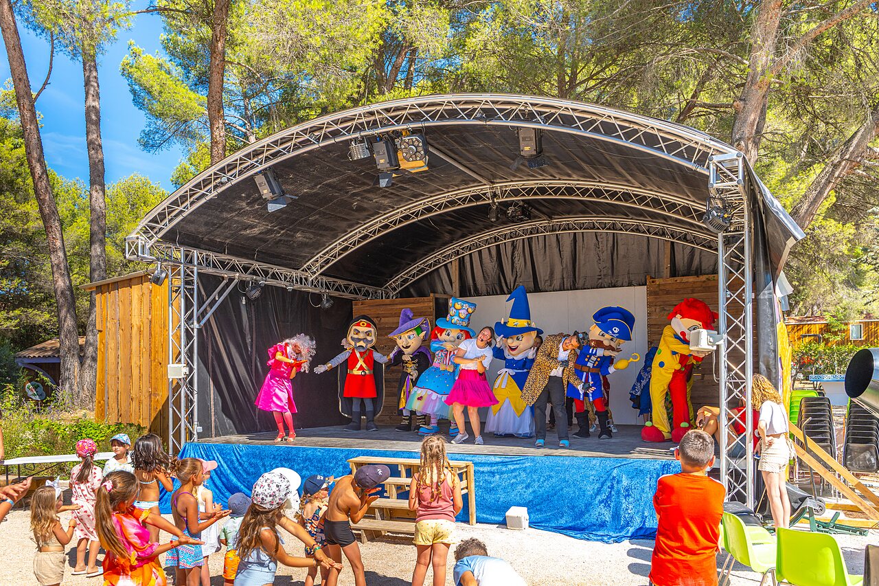 Children's entertainment, mascots on stage CAPFUN Pin�des du Luberon campsite in PERTUIS.