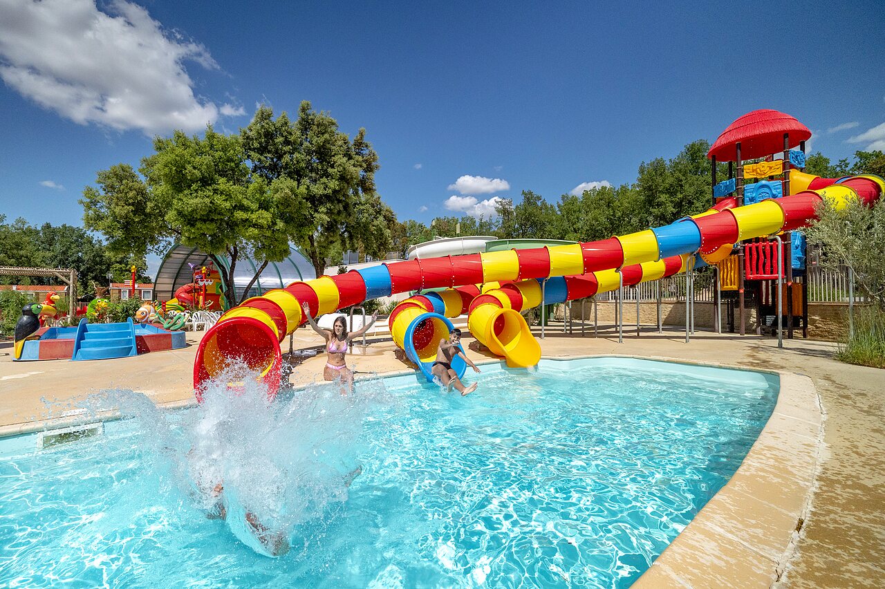 Giant water slide and outdoor pool at CAPFUN Pin�des du Luberon in PERTUIS (84).