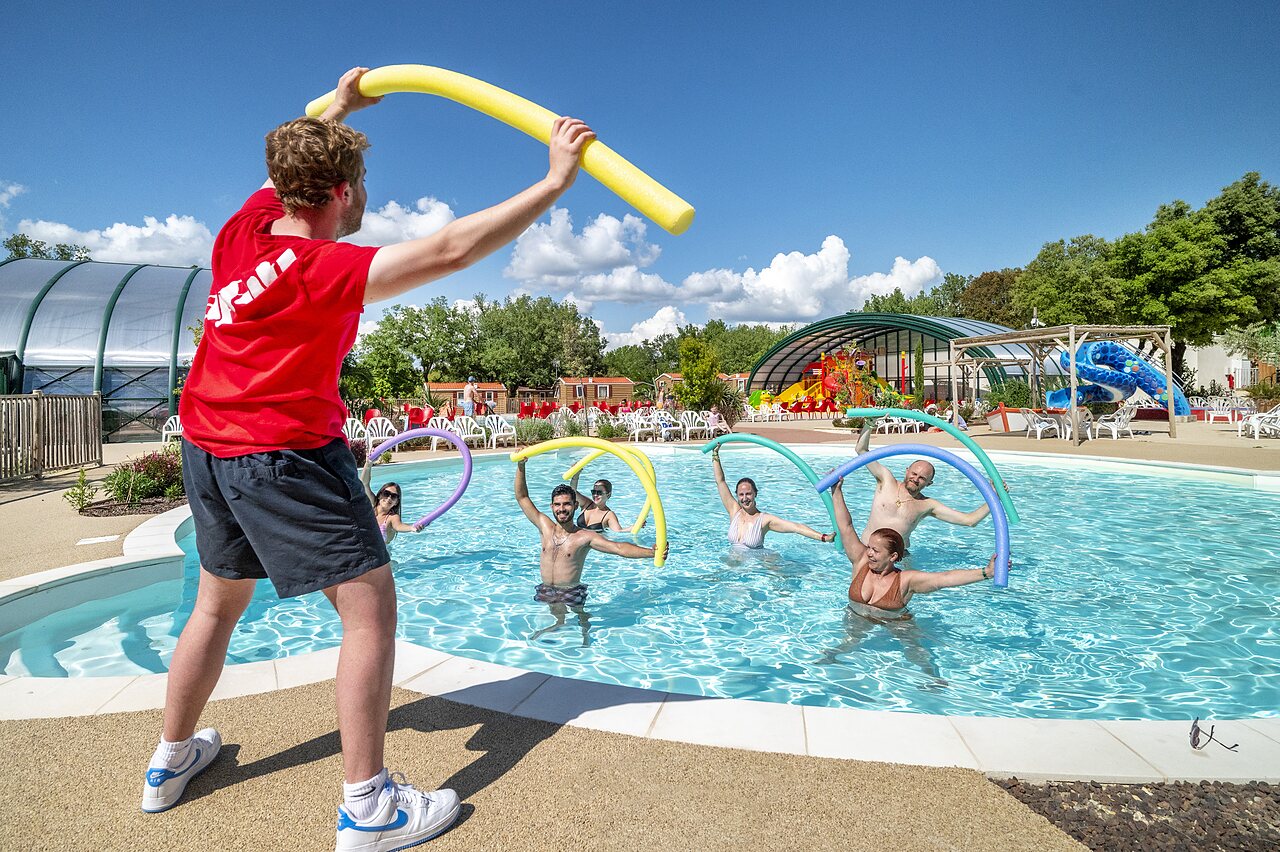 Aquagym class in outdoor pool at CAPFUN Pin�des du Luberon campsite in PERTUIS (84).