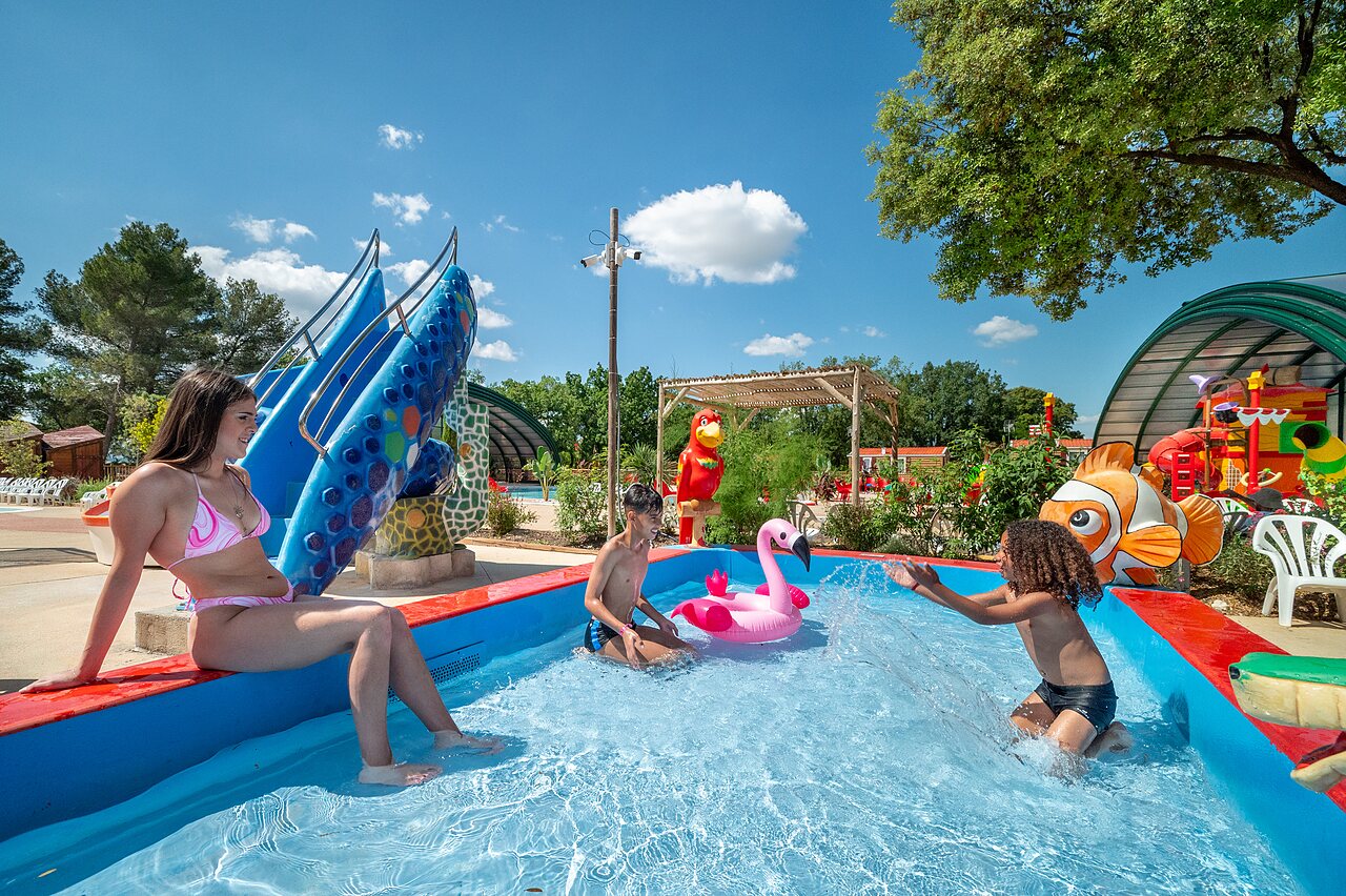 Water play area with slide and children at CAPFUN Pin�des du Luberon campsite in PERTUIS (84).