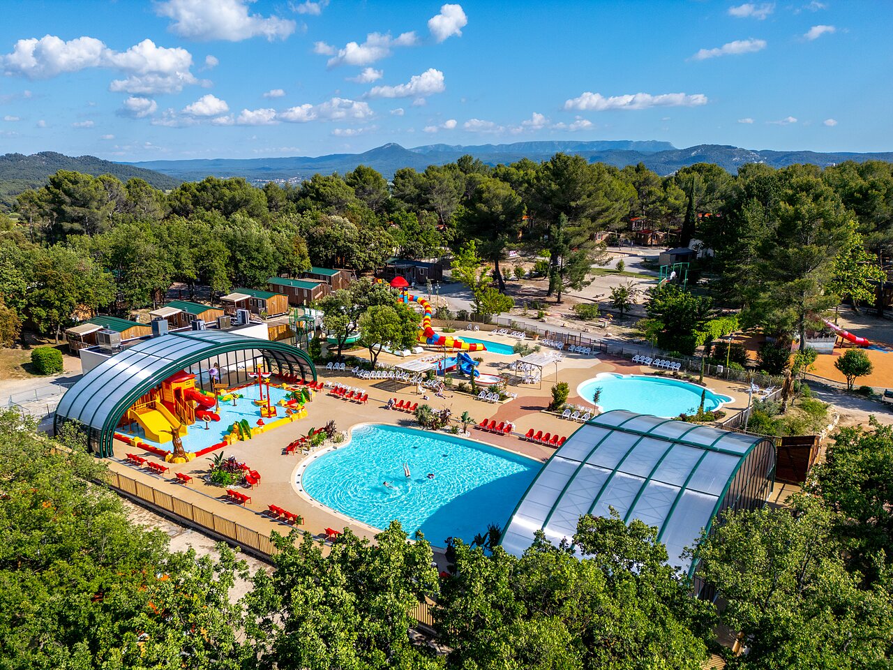 Water park, pools, slides and water games at CAPFUN Pin�des du Luberon campsite in PERTUIS (84).