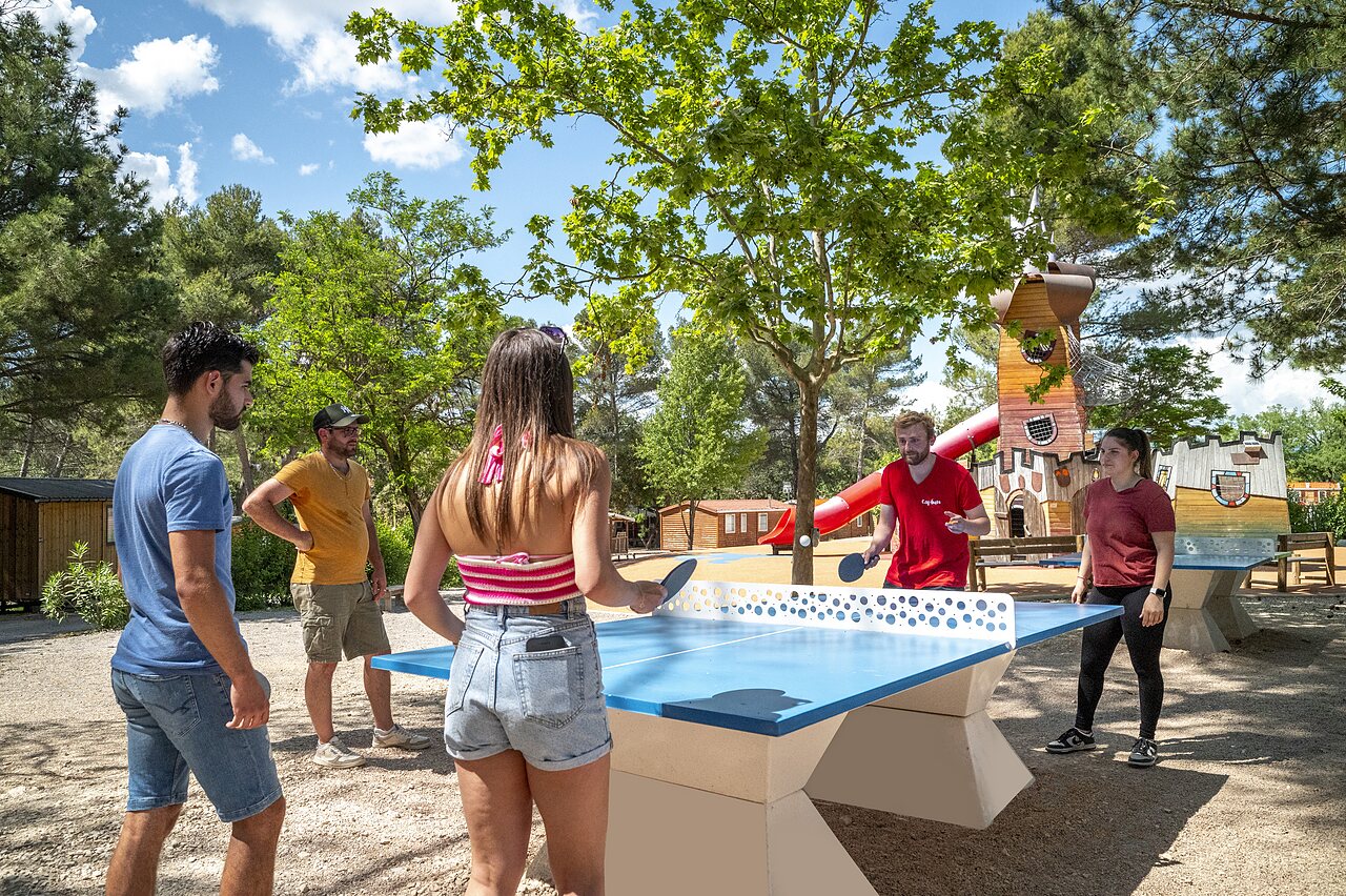 Outdoor ping-pong table and playground at CAPFUN Pin�des du Luberon campsite in PERTUIS (84).
