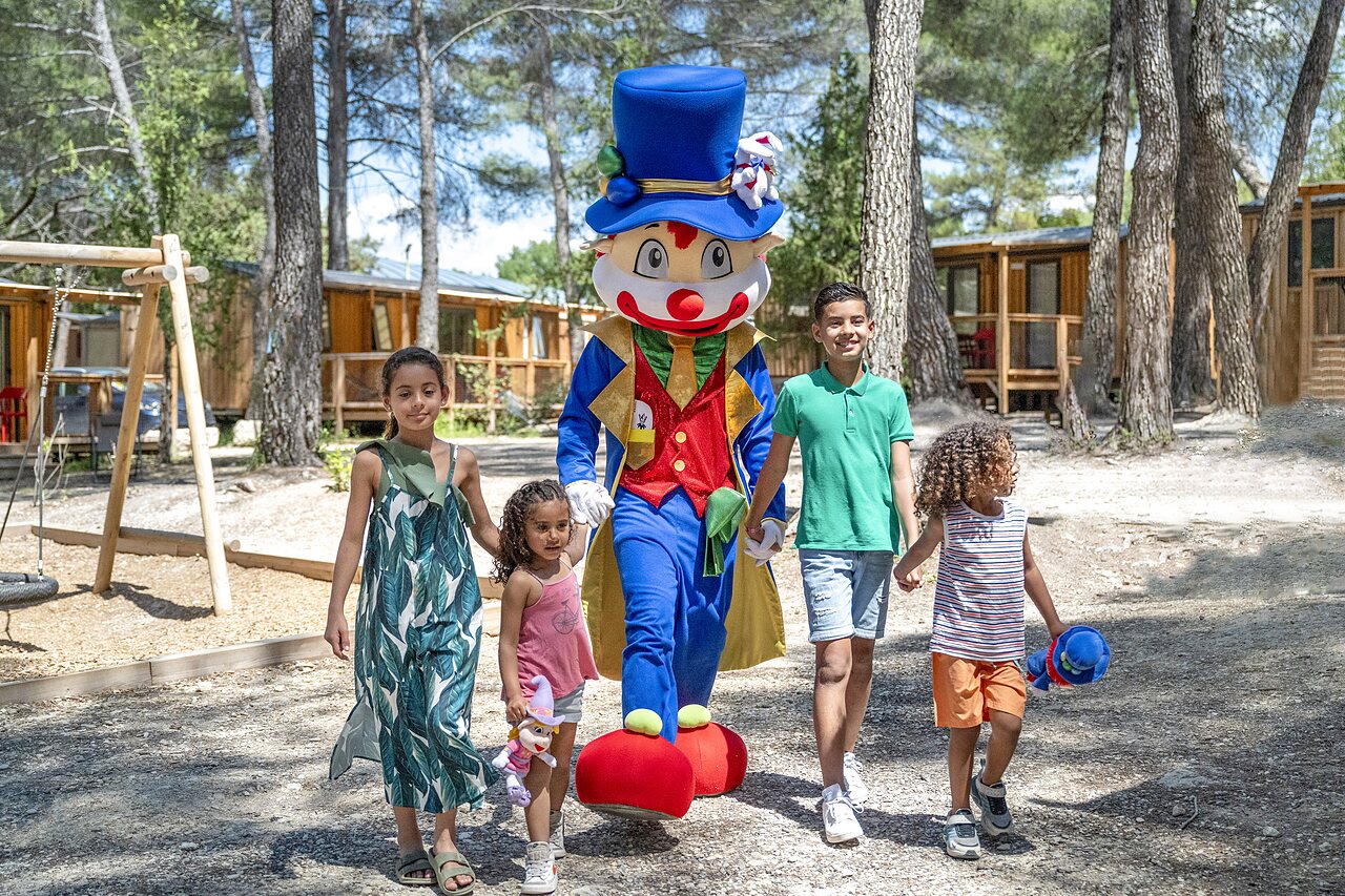 Capfun mascot and smiling children at CAPFUN Pin�des du Luberon campsite in PERTUIS.