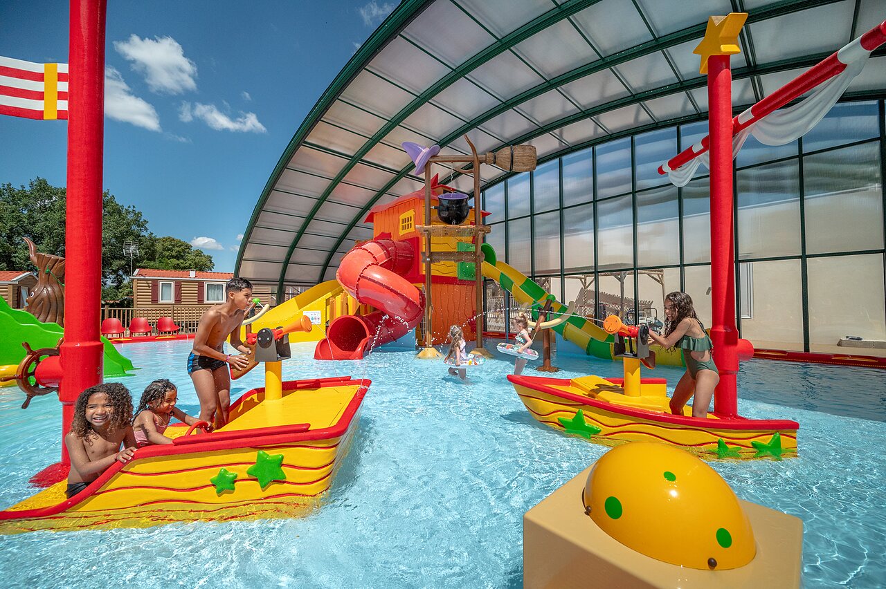 Covered swimming pool, slides and water games for children at CAPFUN Pin�des du Luberon (84).
