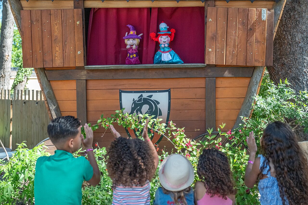 Children applauding a puppet show at CAPFUN Pin�des du Luberon campsite in PERTUIS (84).