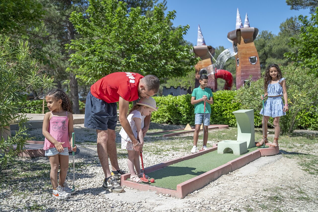 Mini-golf children, entertainer, games at CAPFUN Pin�des du Luberon campsite in PERTUIS (84).