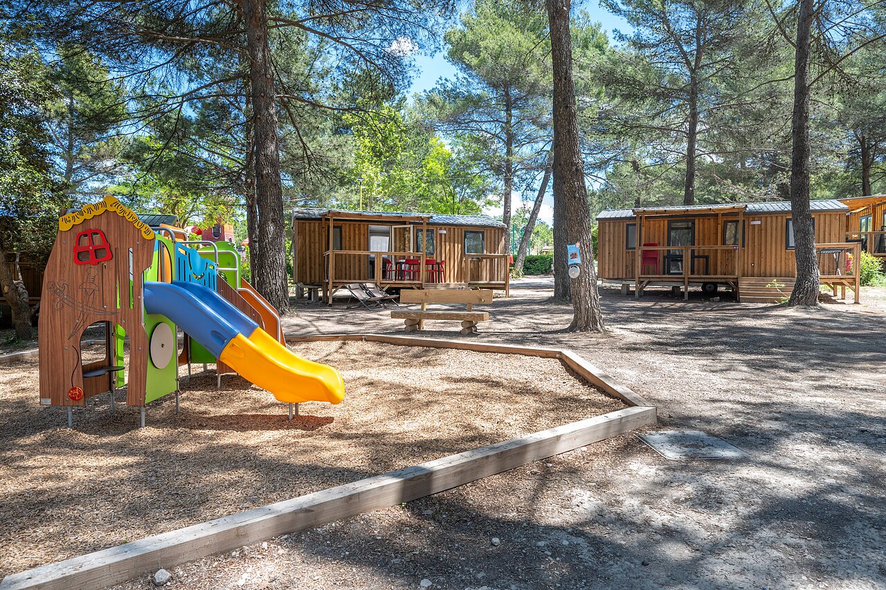 Playground, Mobile homes at CAPFUN Pin�des du Luberon campsite in PERTUIS (84).