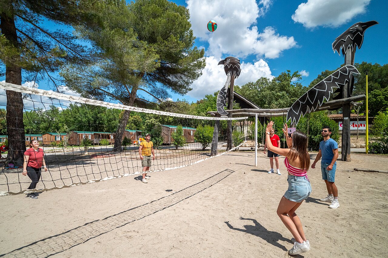 Volleyball, Mobile homes, CAPFUN Pin�des du Luberon campsite in PERTUIS (84).