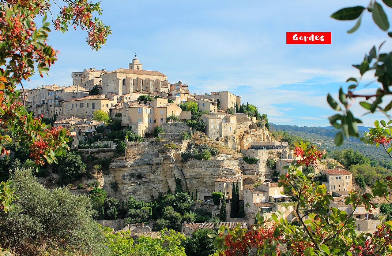 Gordes village, a jewel of Luberon, to visit near the campsite.