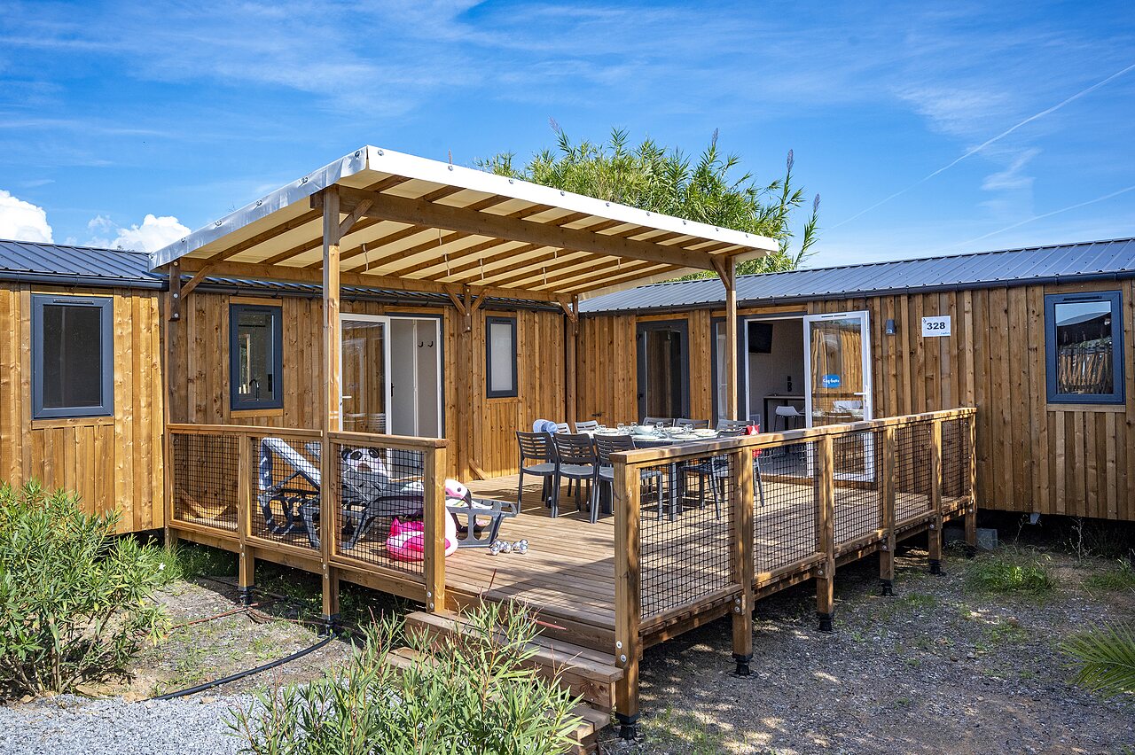 Modern mobile home, shaded terrace, outdoor furniture at CAPFUN La Pin�de de Grimaud.
