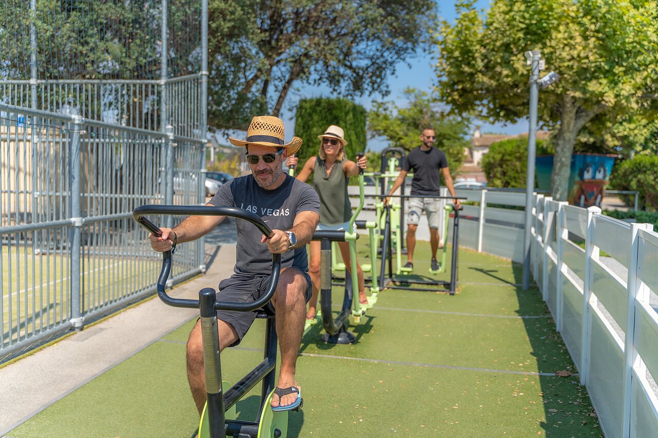Outdoor fitness equipment for adults at CAPFUN La Pin�de de Grimaud campsite (83).