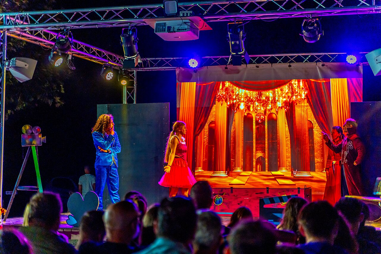 Animated evening show with artists at CAPFUN La Pin�de de Grimaud (83).