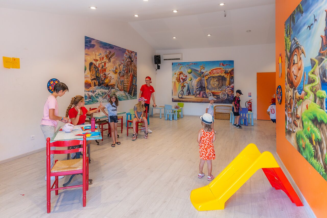 Kids' animation at CAPFUN La Pin�de de Grimaud campsite, Grimaud (83).
