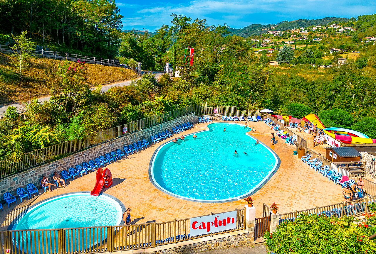 Outdoor swimming pool with water slides and paddling pool at CAPFUN Plantas campsite in SAINT VINCENT DE DURFORT (07).