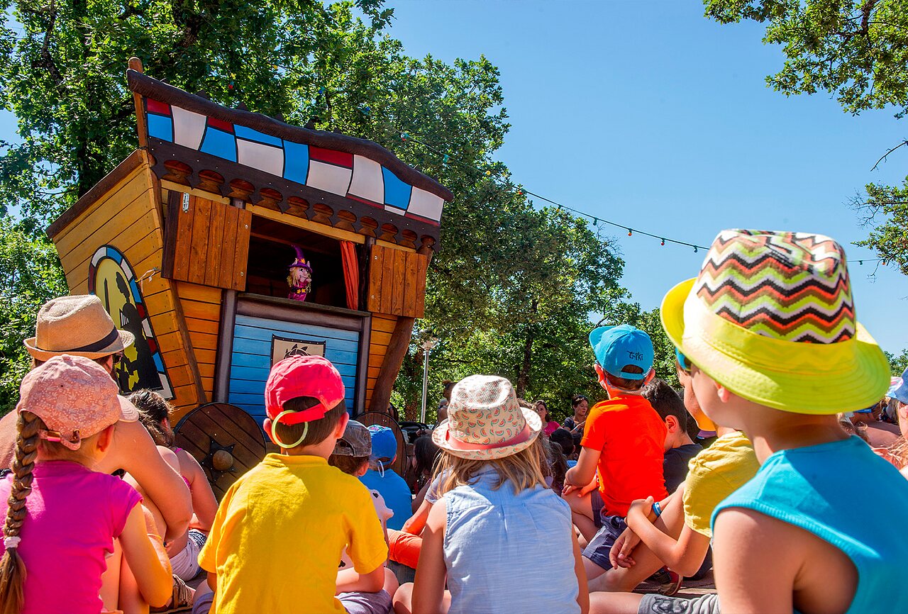 Puppet show for children at CAPFUN Plantas campsite in SAINT VINCENT DE DURFORT (07).