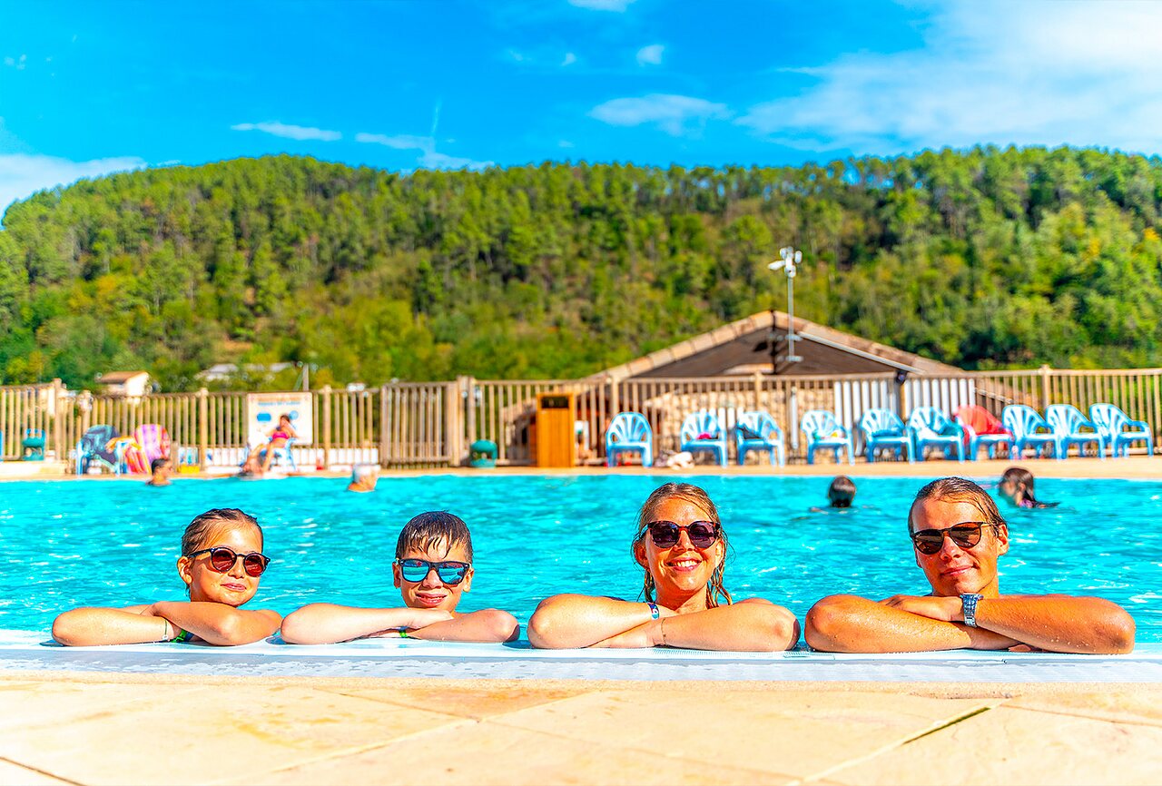 Smiling people in the swimming pool at CAPFUN Plantas campsite (07).