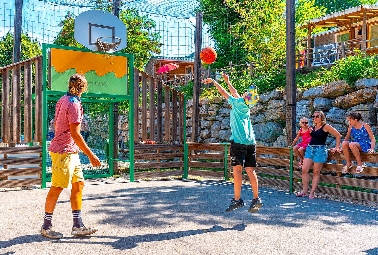 Basketball game on court at CAPFUN Plantas campsite, SAINT VINCENT DE DURFORT (07).