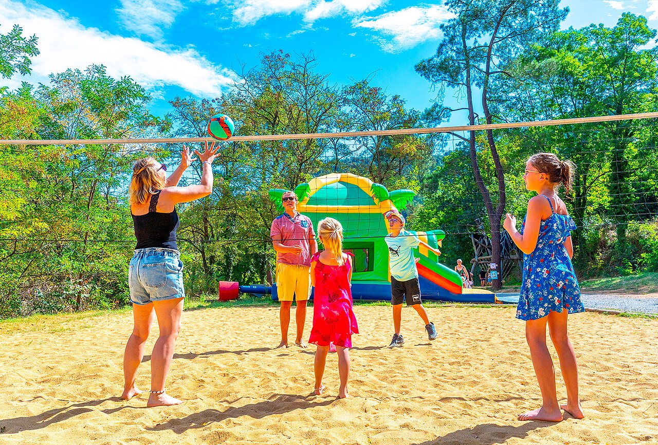 Family playing beach volleyball, inflatable games at CAPFUN Plantas campsite (07).