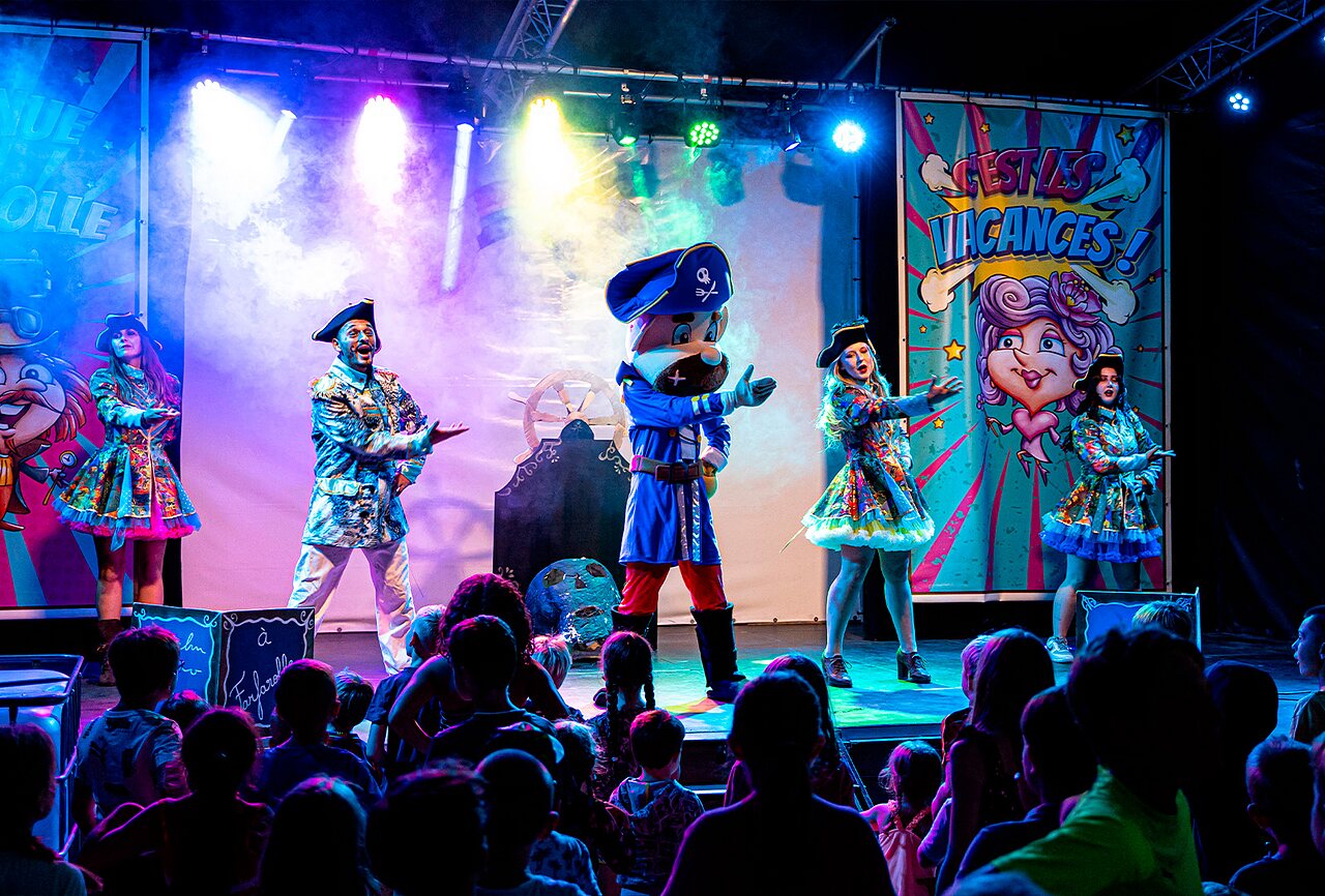 Animation show, performers, mascot at CAPFUN Plantas, SAINT VINCENT DE DURFORT (07).