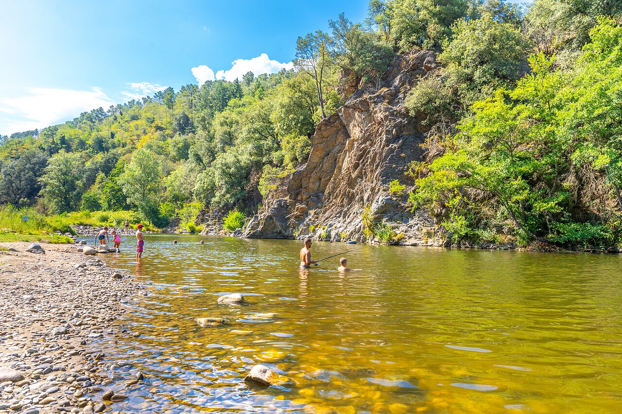 River water activities at CAPFUN Plantas campsite in SAINT VINCENT DE DURFORT (07).