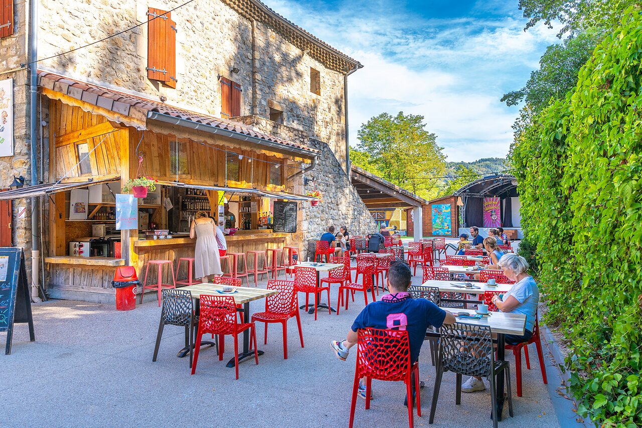 Lively outdoor bar-restaurant and animation at CAPFUN Plantas, SAINT VINCENT DE DURFORT (07).