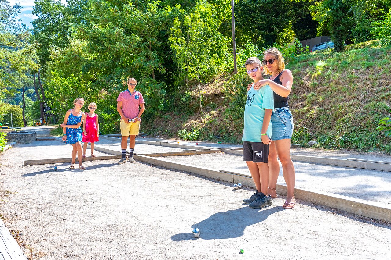 Petanque court with family at CAPFUN Plantas campsite in SAINT VINCENT DE DURFORT (07).