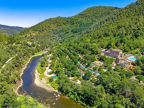 Aerial view campsite, river, mobile homes and water park CAPFUN Plantas (07).