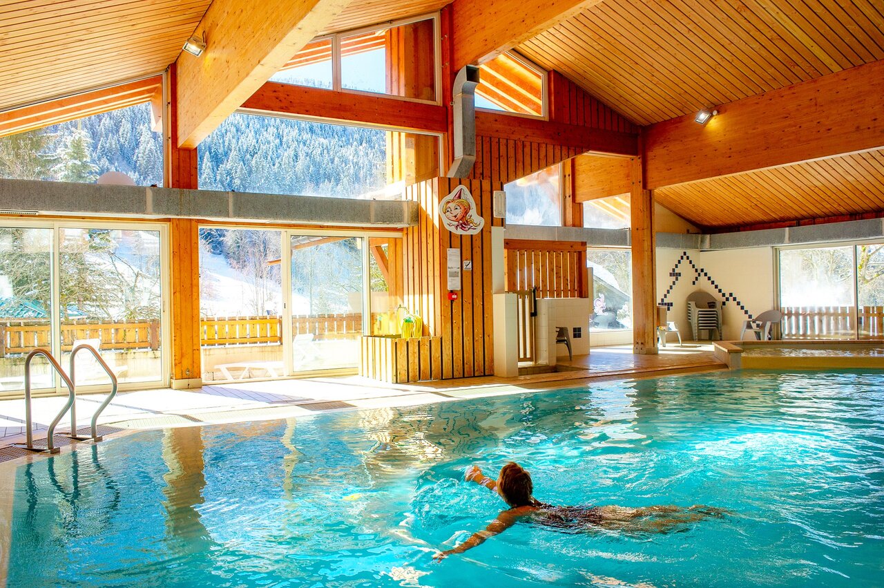Heated indoor pool, mountain view, CAPFUN Plan du Fernuy campsite LA CLUSAZ (74).
