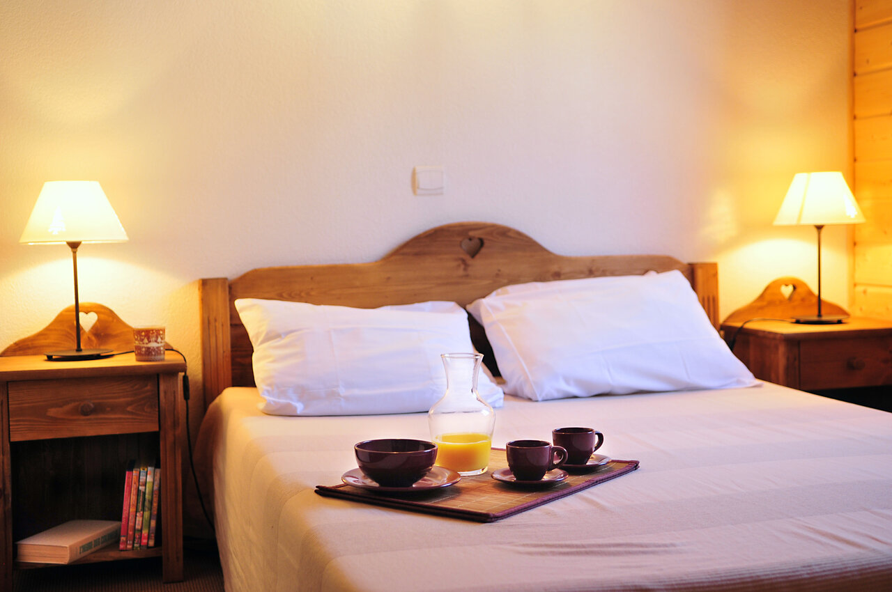 Comfortable double room with breakfast at CAPFUN Plan du Fernuy campsite in LA CLUSAZ.