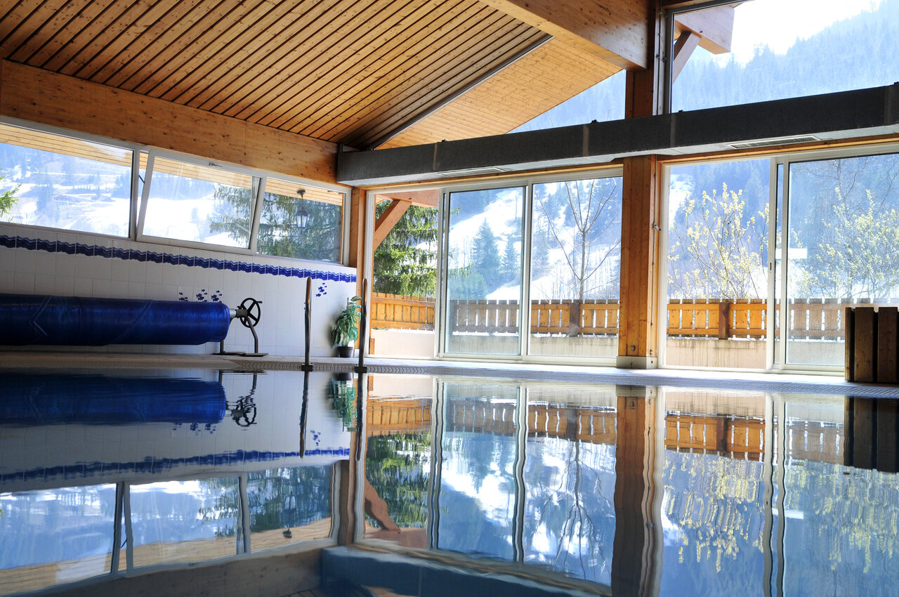 Heated indoor swimming pool, mountain view, CAPFUN Plan du Fernuy campsite LA CLUSAZ (74).