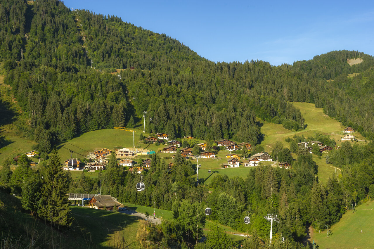 Panoramic mountain view, Mobil-homes and cable cars at CAPFUN Plan du Fernuy campsite in LA CLUSAZ (74).